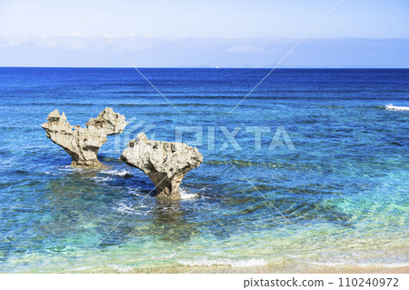 沖繩縣今歸仁村Tinu海灘,漂浮在藍天大海中的心形岩石 沖繩縣今歸仁村Tinu海灘,漂浮在藍天大海中的心形岩石 110240972