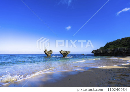 A heart rock floating in the blue sky and sea, Tinu Beach, Nakijin Village, Okinawa Prefecture 110240984