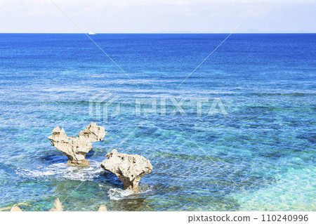 沖繩縣今歸仁村Tinu海灘,漂浮在藍天大海中的心形岩石 沖繩縣今歸仁村Tinu海灘,漂浮在藍天大海中的心形岩石 110240996