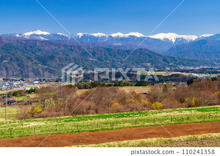 Spring scenery of Iijima Town, Kamiina District, Nagano Prefecture - The Central Alps can be seen in the background Spring scenery of Iijima Town, Kamiina District, Nagano Prefecture - The Central Alps can be seen in the background 110241358