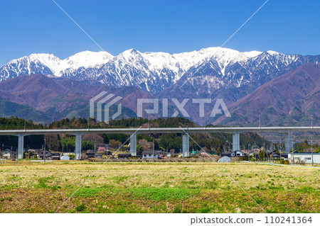 長野縣上伊那郡飯島町的春天景色 - 背景是中央阿爾卑斯山 110241364