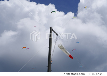 滑翔傘在白雲下的天空翩翩起舞 110242349