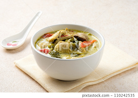 (Green Curry) Popular Thai Cuisine Spicy medium And a mixture of herbs and delicious. on a White Dining Table (Green Curry) Popular Thai Cuisine Spicy medium And a mixture of herbs and delicious. on a White Dining Table 110242535