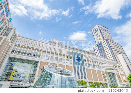北海道札幌市,札幌的門戶,晴天時JR札幌車站南口的風景和JR塔 北海道札幌市,札幌的門戶,晴天時JR札幌車站南口的風景和JR塔 110243043
