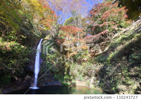 埼玉縣秩父郡南町上澤，日光三大瀑布之一的秩父華嚴瀑布，因日光的華嚴瀑布而得名。 110243727