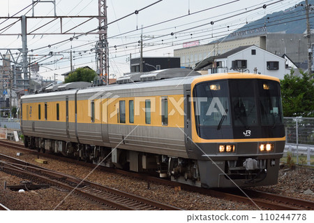 通過山陽本線須磨海濱公園站的木屋141系柴油列車 通過山陽本線須磨海濱公園站的木屋141系柴油列車 110244778