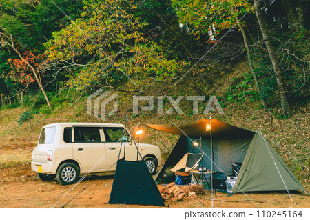 開著輕型車露營 110245164
