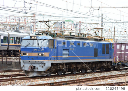 由 EF510 電力機車（500 系列）牽引的上行貨運列車在山陽本線西明石站附近運行 110245496