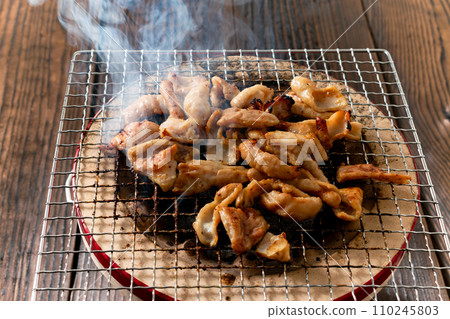 Charcoal-grilled chicken thigh yakiniku 110245803