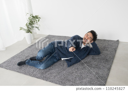 爸爸一邊看電視一邊笑 110245827