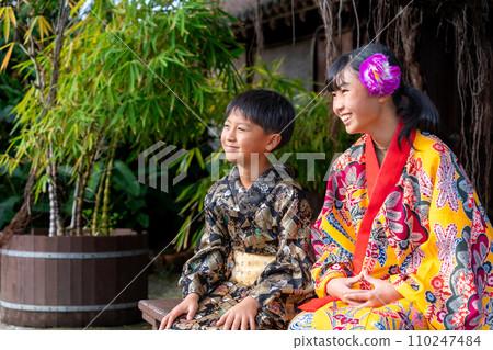 穿著沖繩民俗服飾的日本孩子 110247484