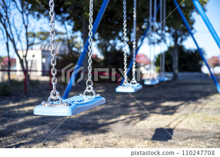 公園裡的鞦韆淺藍色鞦韆 兒童育兒形象[靜岡縣] 110247708