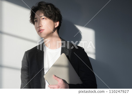 一位商人帶著筆記型電腦的剪影 110247927