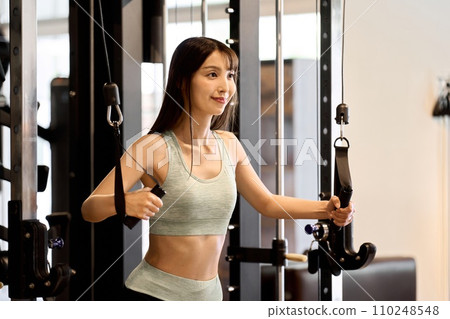 一位女士用纜繩機訓練上半身 110248548