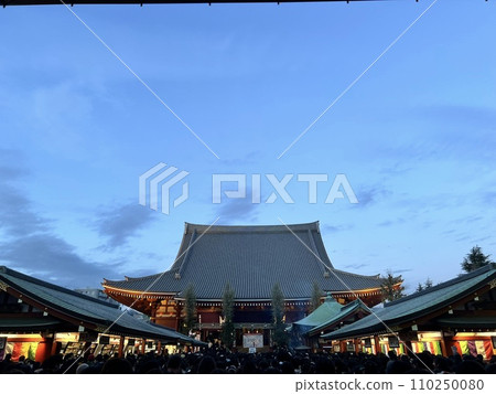 New Year at Sensoji Temple New Year at Sensoji Temple 110250080