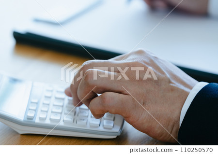 擊中計算器的商人的手 110250570