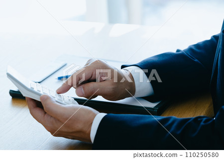 擊中計算器的商人的手 擊中計算器的商人的手 110250580