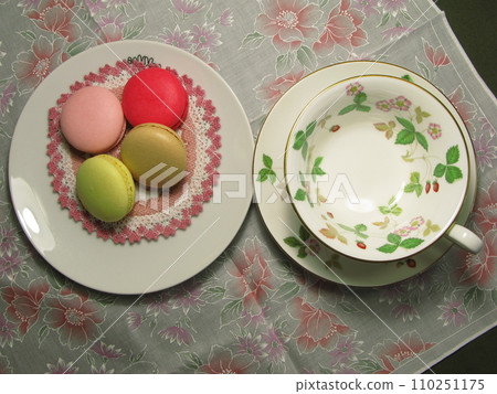 Colorful Western confectionery macarons Colorful Western confectionery macarons 110251175