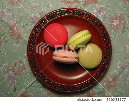 色彩繽紛的西式糖果馬卡龍 110251177