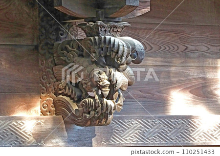Carvings on the main shrine of Yayumi Inari Shrine [Higashimatsuyama City, Saitama Prefecture] 110251433