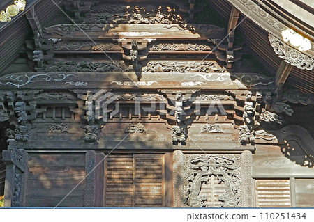 Carvings on the main shrine of Yayumi Inari Shrine [Higashimatsuyama City, Saitama Prefecture] 110251434
