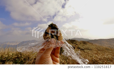 Homemade seaweed rice balls to eat on the mountaintop Homemade seaweed rice balls to eat on the mountaintop 110251817
