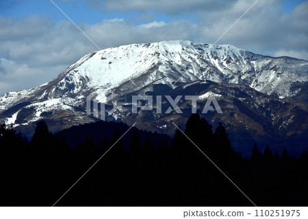 Mt. Ibuki, the main peak of the Ibuki Mountains covered with snow Mt. Ibuki, the main peak of the Ibuki Mountains covered with snow 110251975