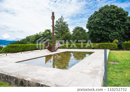 Park Monte del Castro, park on a hill in Vigo, the biggest city in Galicia, North Spain. View of the sea, giant anchors monument, the work of the artist Desiderio Pernas 110252732