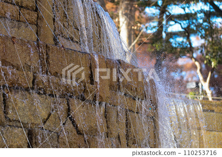 [噴泉] 公園休息處的瀑布 110253716