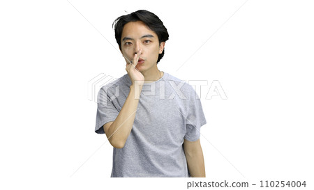 A guy in a gray T-shirt, on a white background, close-up, tells a secret 110254004