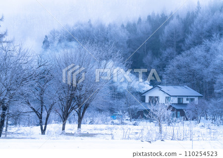 [Nagano Prefecture] Natural landscape of hoarfrost/Hakuba Village in winter 110254523