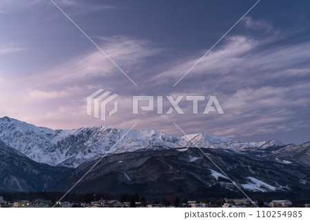 [Nagano Prefecture] Snowy Northern Alps sunset/Hakuba Village in winter 110254985