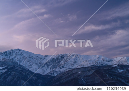 [Nagano Prefecture] Snowy Northern Alps sunset/Hakuba Village in winter 110254989