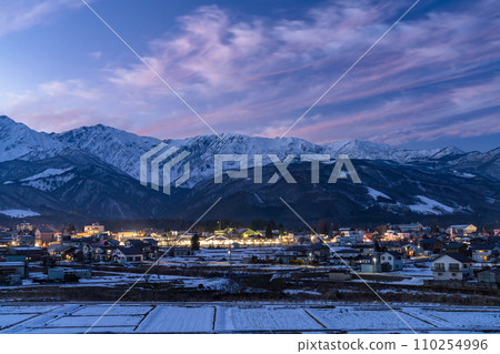 [Nagano Prefecture] Snowy Northern Alps sunset/Hakuba Village in winter 110254996
