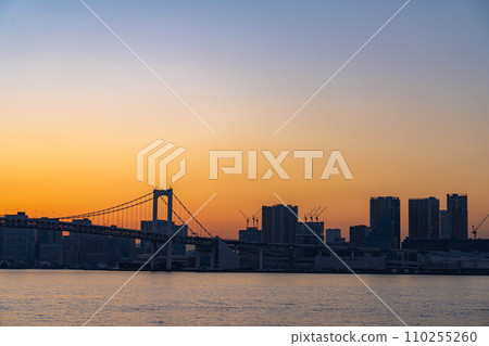 [Magic hour material] Magic hour in Tokyo seen from Toyosu Gururi Park [Tokyo] 110255260