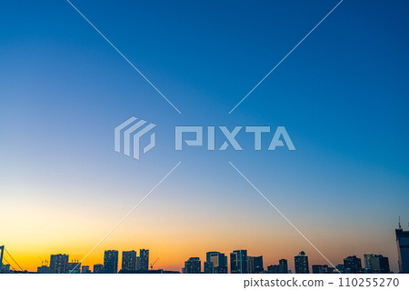 [魔法時刻素材]從豐洲Gururi公園看到的東京魔法時刻[東京] 110255270