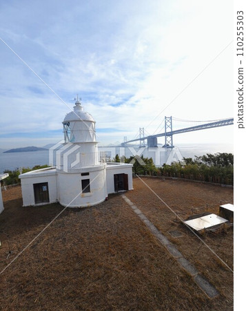 Nabeshima Lighthouse, a stone lighthouse floating in the Seto Inland Sea [Sakaide City, Kagawa Prefecture] 6 110255303