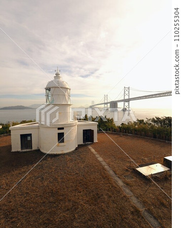 Nabeshima Lighthouse, a stone lighthouse floating in the Seto Inland Sea [Sakaide City, Kagawa Prefecture] 5 110255304