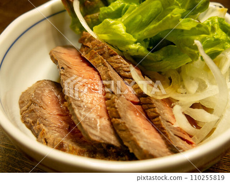 roast beef  110255819