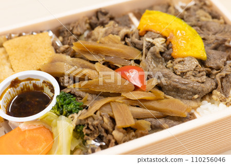 美味的日本牛肉便當 110256046