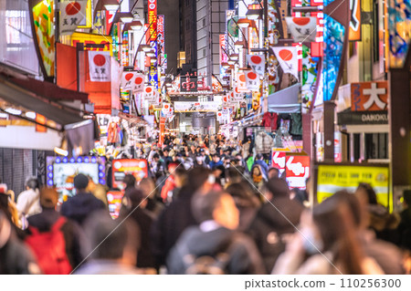日本東京市景元旦－高中平行於繁華的阿美橫町…逃離冠狀病毒…新年的希望之光=2020年1月1日 110256300