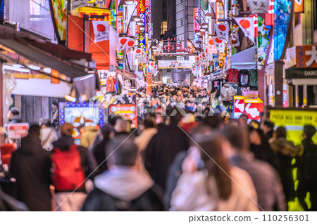 日本東京市景元旦－高中平行於繁華的阿美橫町…逃離冠狀病毒…新年的希望之光=2020年1月1日 110256301
