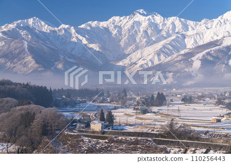 [Nagano Prefecture] Snowy Northern Alps at dawn, Hakuba Village in winter 110256443