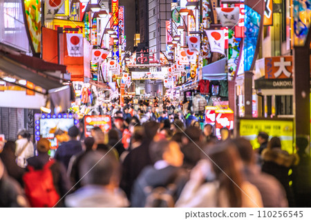 Japan's Tokyo cityscape New Year's Day - Upper middle school parallel to the bustling Ameyoko... Escape from coronavirus... Light of hope in the new year = January 1, 2020 Japan's Tokyo cityscape New Year's Day - Upper middle school parallel to the bustling Ameyoko... Escape from coronavirus... Light of hope in the new year = January 1, 2020 110256545
