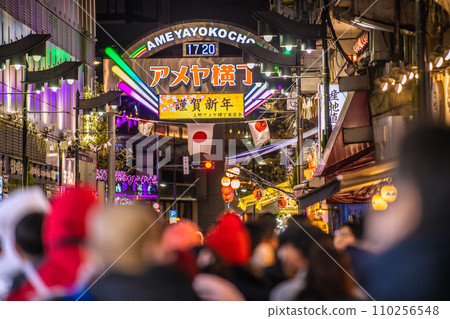 日本東京城市景觀阿美橫町在元旦人頭攢動。 Kasho...新年的希望之光... = 2020 年 1 月 1 日 110256548