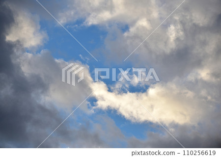 Blue sky seen through the gaps in the clouds 110256619