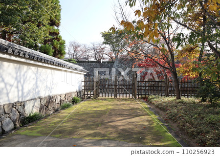 兵庫縣,姬路,清晨 Kokoen 花園白牆和木柵欄 兵庫縣,姬路,清晨 Kokoen 花園白牆和木柵欄 110256923