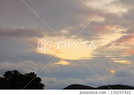 黃昏的天空，雲彩，山脈，樹木 110257422