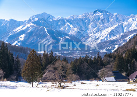 [長野縣] 白雪皚皚的北阿爾卑斯山/白馬村青木村的冬景 110257773