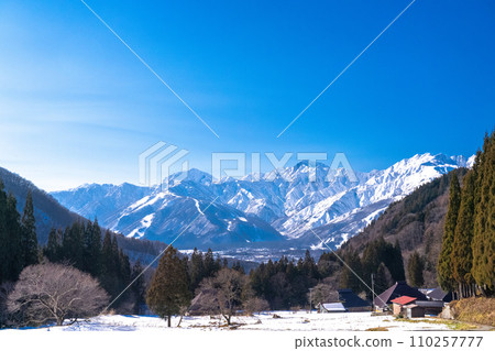 [長野縣] 白雪皚皚的北阿爾卑斯山/白馬村青木村的冬景 110257777